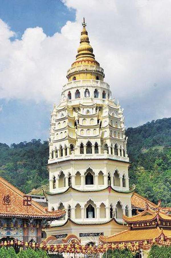 萬佛塔兼具中國、泰國、緬甸的建築風格,蔚為奇觀。(相片來源:劉健雄) 喬治城