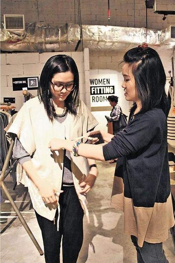 這件 3 Dimensional Cardigan,只須以巧手撥弄數下,就有數個不同的穿法。(相片來源:劉景茵) 雅加達