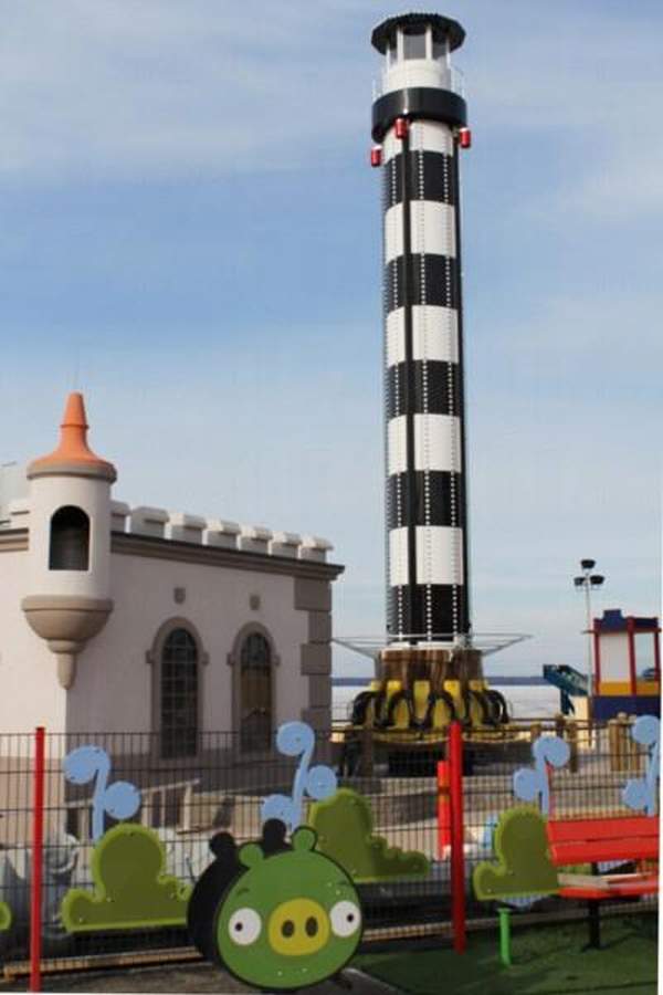 遊戲中燈塔變成跳樓機,十分刺激。 坦佩雷