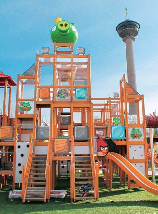 後排有高高在上的綠豬和滑梯。 坦佩雷