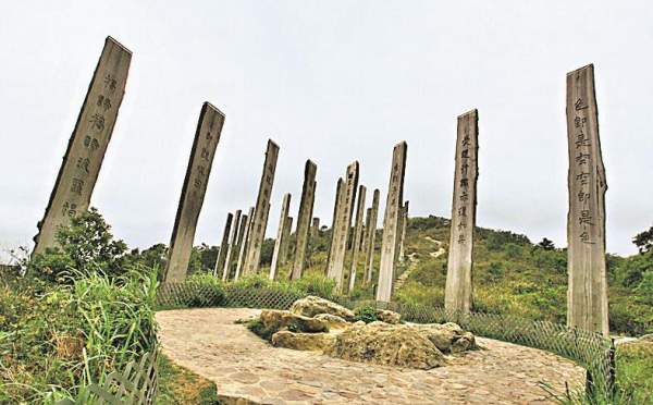 上到昂坪山頂,可順道遊遊大佛及心經簡林。 香港