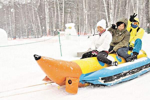 Family Snow Land 有新奇刺激的香蕉船。 富良野