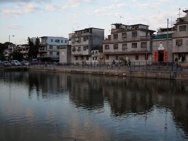 粉嶺圍是少數於香港在今天仍保留古色古鄉的村落。 香港