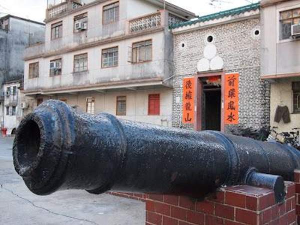 圍村門樓前的仍放著三門百年古砲,紀錄著那個山賊和海盜出沒的年代。 香港