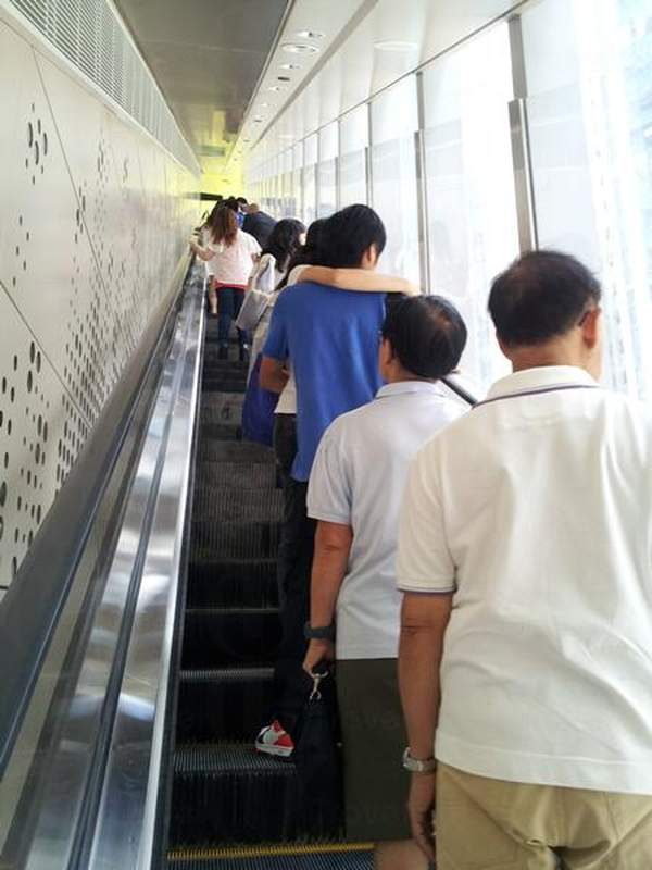 希慎廣場於G/F 設一條扶手梯直上 4 樓,並可駁長扶手梯直上 9 樓。 香港