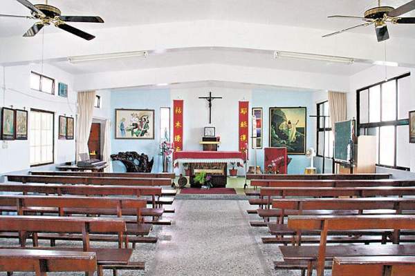 禮拜堂內赫然發現幾位吳神父同僚的遺照,神職人才凋零,可說是天主教會的隱憂 台東