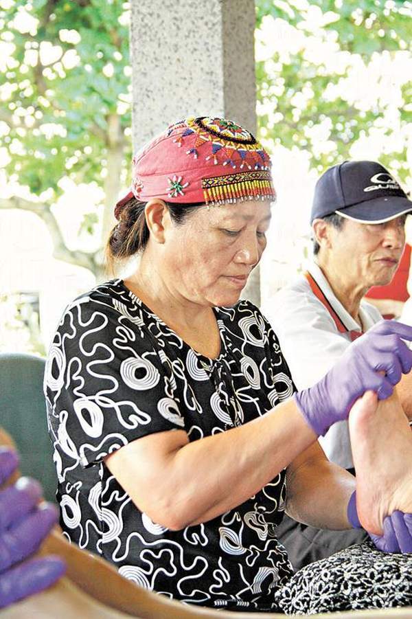 這位阿美族女士就是吳神父的大弟子,首位腳底按摩師。 台東