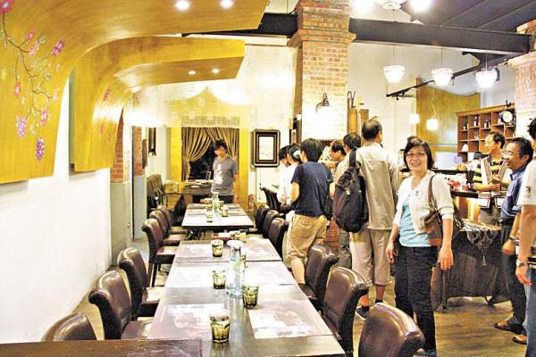 店內裝潢亦夠古典,加上播放「膽機」音響,氣氛更優雅。 花蓮