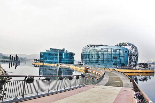 人工浮島由 3 個人工島組成。 首爾