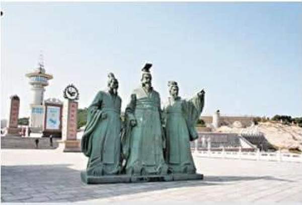 這裏有復刻秦始皇登臨成山頭求長生不老的雕塑。 威海市