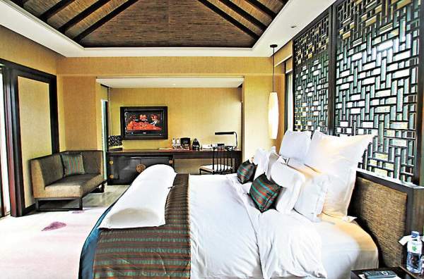 鉑爾曼的雙人床,背後是中式的隔扇窗。 麗江