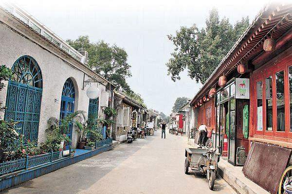 圖左是地中海風格的 Sirena 酒吧,圖右是有齋漢堡包吃的The Veggie Table。 北京