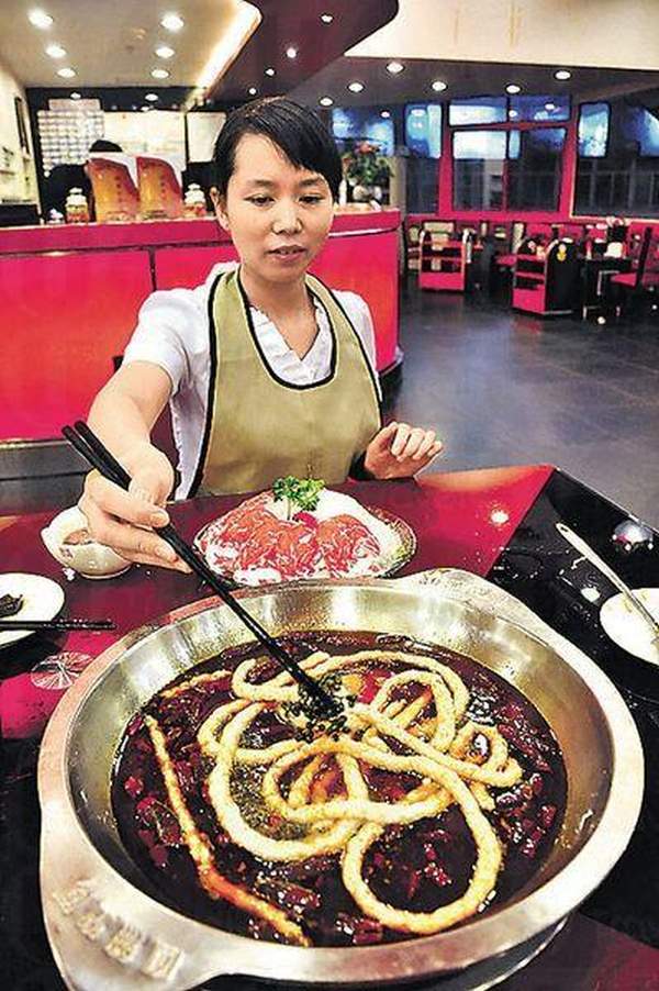 以魚漿唧成一條條,相當入味。 成都