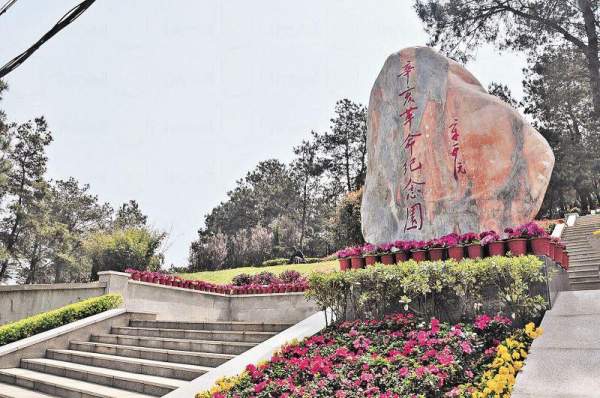 辛亥革命紀念園前有塊大石,還是相當簇新。 武漢市