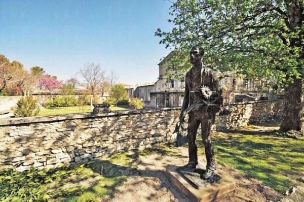 療養院外有這梵高的銅像,拿着向日葵,眼神焦慮,是他晚年的寫照。 聖雷米