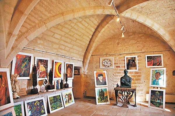 療養院下是個小藝廊,放着藝術家紀念梵高的畫作。 聖雷米