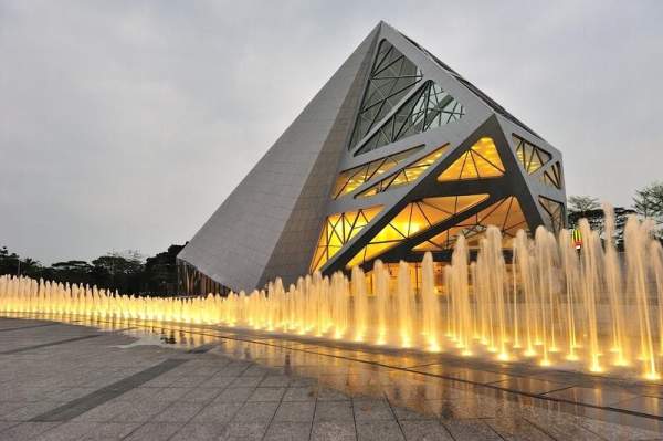 歡樂海岸集文化、生態、旅遊、娛樂、酒店於一身,為華僑城集團的重點發展項目。 深圳