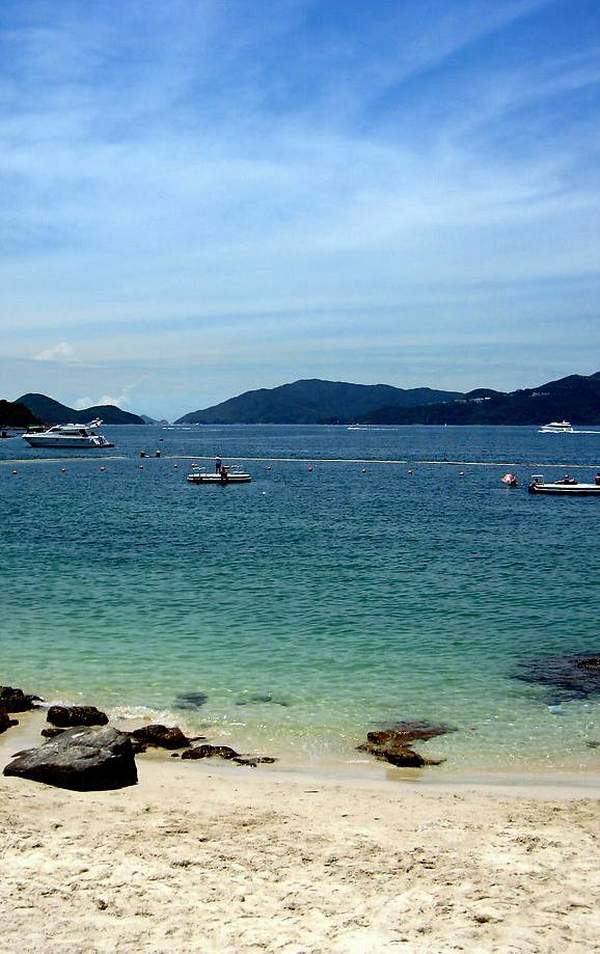三星灣水清沙幼,水質達一級。 香港