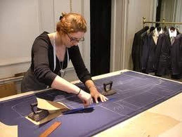 裁縫為客人製造紙樣(相片來源:網上圖片) 網上圖片