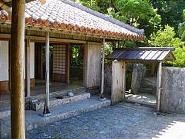 中村家住宅建築整體都是廡殿頂構造的瓦房頂,木材是使用羅漢松和木斛等。 沖繩