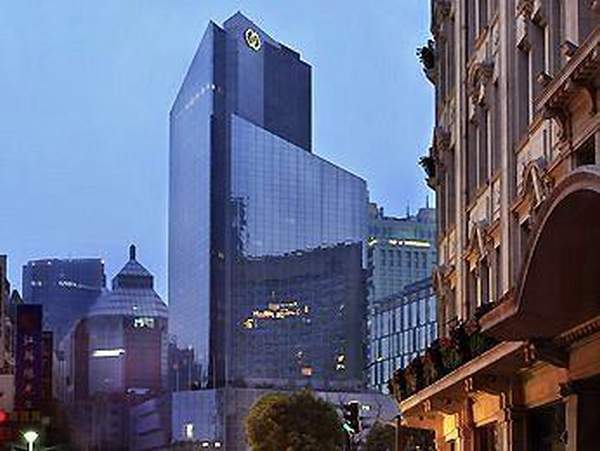 上海索菲特海崙賓館座落在“中華商業第一街”的南京路步行街上,靠近地鐵,可便捷快速地通往上海東南西北各商業區及旅游景點。 上海