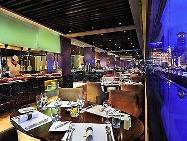 位於30層的酒廊專為行政樓層客人服務,餐飲服務包括上海/廣東餐廳、西餐廳、大堂酒吧。 上海