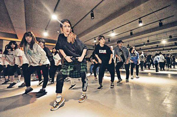 到訪時正有一班少女學跳K-Pop,金髮的導師正指引她們如何Chok腰擺腿。 首爾