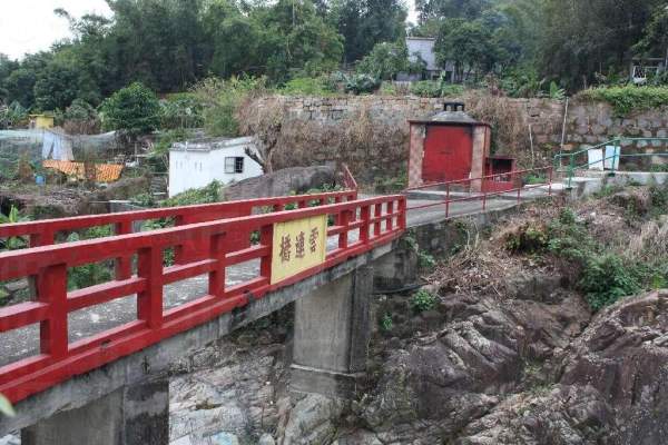 在雲連橋上可見到溪澗上船廟全貌,有如真船航行。 香港