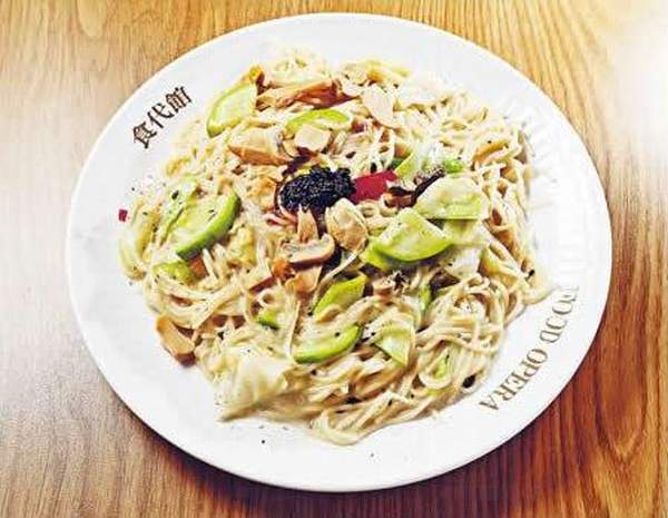 白汁黑松露雜菌天使麵($45):用白汁炒香過的配菜和意粉,再以意大利黑松露醬點綴,增添名貴。(旺記冰室) 香港