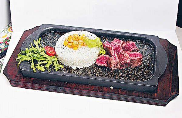 【板石燒粗黑椒極品牛柳粒 $108】將大理石板焗熱,牛柳粒煎至四成熟放上石板,溫度可保持近45分鐘,每口也熱辣辣。 香港