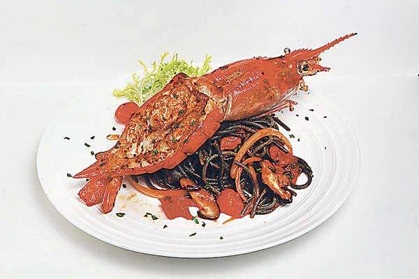 【法式煎大蝦香辣野菌墨魚麵 $98(晚餐連湯、法包及飲品)】大隻的海蝦成本價$40,肉質爽甜。用指天椒及白蘭地將焗過的野菌炒香,十分惹味。 香港