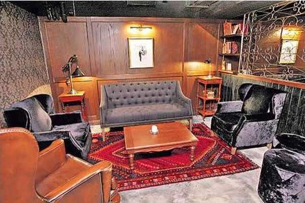 除了大廳還設有兩個個室,格局猶如英式家庭客廳。 香港