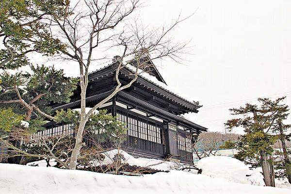 別邸以矜貴的山毛櫸興建,堅固耐用,其色在雪中格外分明。 小樽