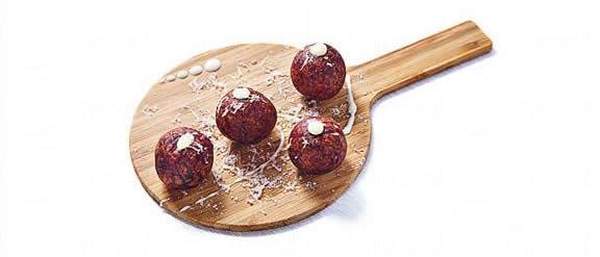 乒乓($98):QQ 地瓜球變奏版,將番薯換成紫番薯,還加入日式年糕及芝士內餡,外脆內軟還有點 QQ,乒乓球拍形的盛器很有趣! 香港