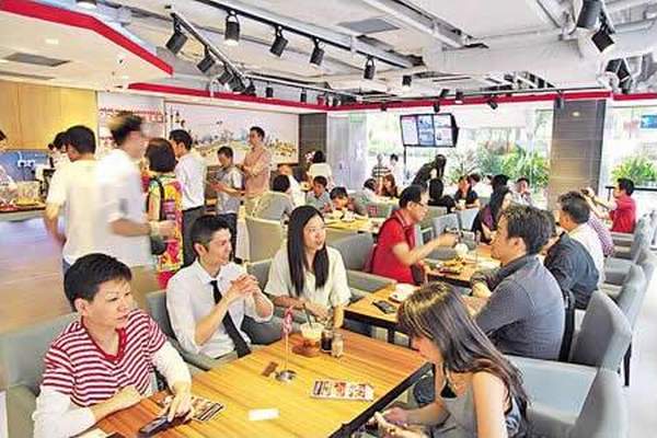 這店可容納約 70 人,裝修雅致、舒服,店員也年輕,但店中食物飲品則忠於原著。 香港