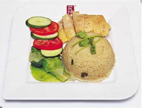 雞飯($48):香港店獨有,以冰鮮去骨雞髀肉炮製,加薑、蒜頭、香茅等烚煮過,肉質嫩滑。雞油特別從新加坡運來,將泰國米煮得香噴噴。 香港