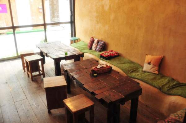 設有交誼廳,免費提供麥茶和各種茶包 (圖: Retrometro Backpackers官方網頁) 東京