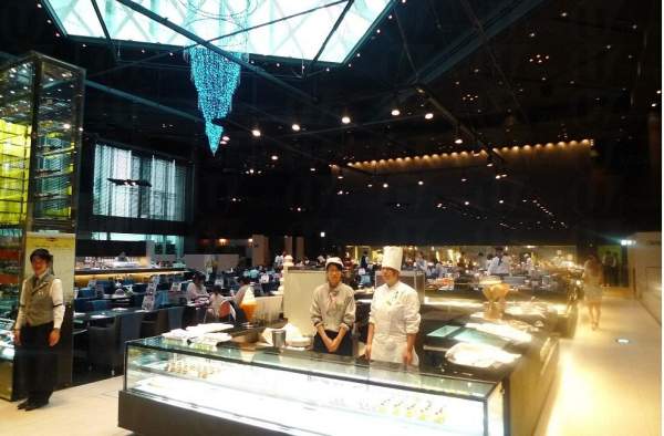 Luxe Dining Hapuna是東京受歡迎的自助餐之一,裝潢簡約開揚 (圖: カポナータ) 東京