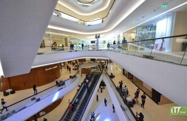 Central Embassy 樓高 37 層,由三個百貨公司組成,最底 8 層是購物商場 曼谷