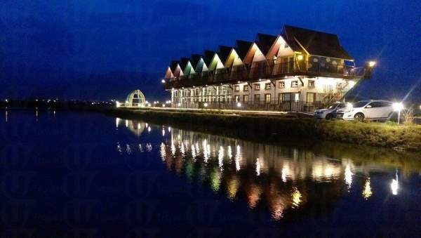 小屋的彩色倒影 (圖:天空島上的小木屋) 台灣 宜蘭 民宿 海景 彩虹屋 天空島 大草原 河景 倒影 礁溪