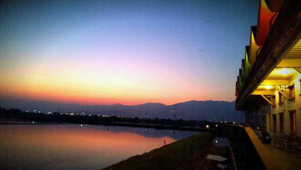 黃昏時從小木屋能看到美麗的日落景色 (圖:天空島上的小木屋) 台灣 宜蘭 民宿 海景 彩虹屋 天空島 大草原 河景 倒影 礁溪