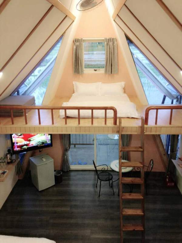 每間小屋均設有雙閣樓及陽台 (圖:天空島上的小木屋) 台灣 宜蘭 民宿 海景 彩虹屋 天空島 大草原 河景 倒影 礁溪