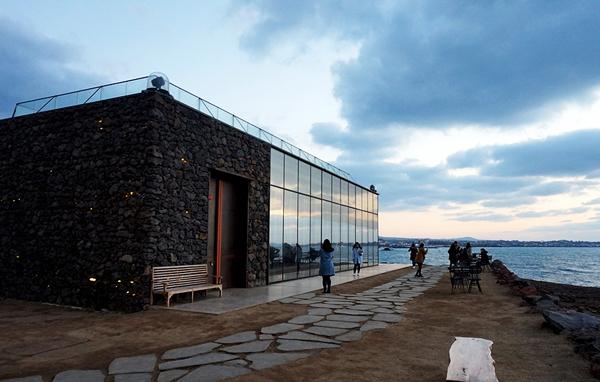 除咗獨木舟,涯月邑仲有 GD 開設的咖啡店,Monsant 涯月 (몽상드애월),好多遊客和 GD 的 fans 都會慕名而來。 濟州