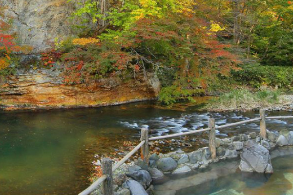 溪流露天溫泉賞紅葉